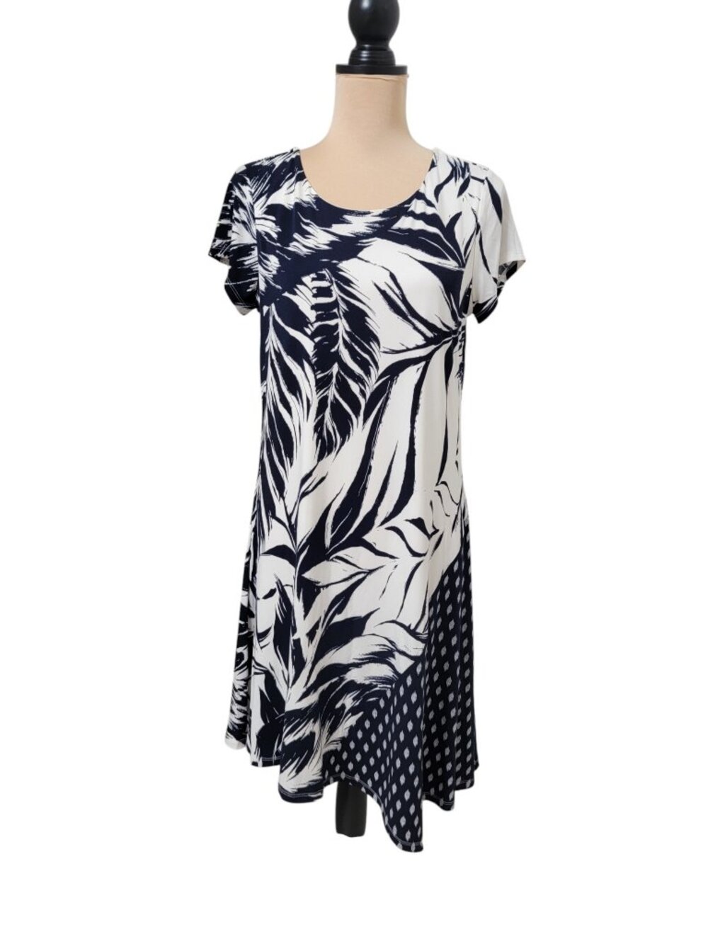 Ivanka Trump Size M White with Blue Patterns Trapeze Dress